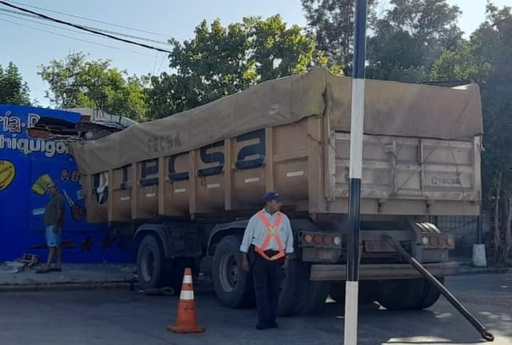 Una batea se desprendió e impactó sobre un negocio de la ciudad