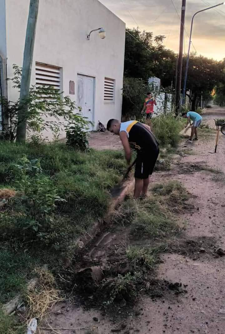 Dirección de Juventud Municipal forman parte de la limpieza y embellecimiento de la ciudad