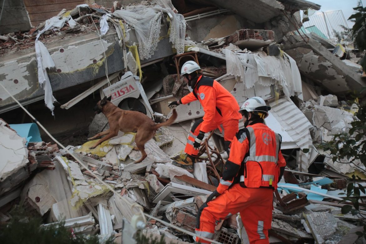 Una mujer sobrevivió 177 horas entre los escombros y fue rescatada a una semana del terremoto en Turquía