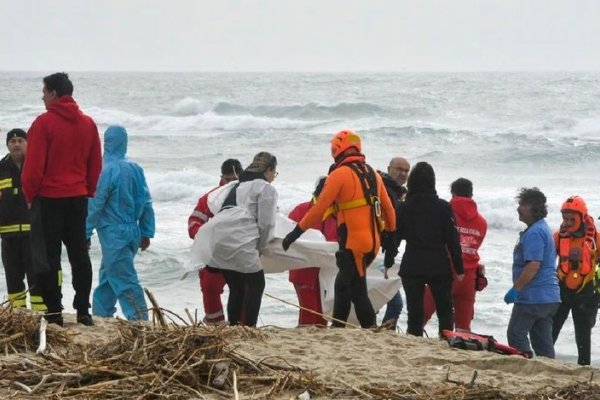 Al menos 40 migrantes mueren tras un naufragio en la costa de Italia