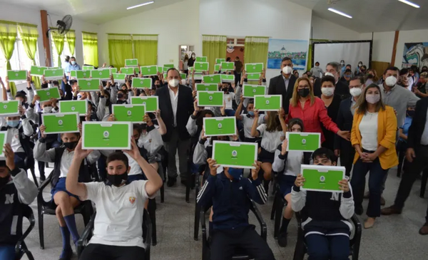 Valdés en Santa Lucía inauguró una escuela y entregó netbooks