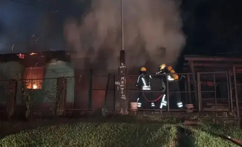 Un joven discutió con su hermana y prendió fuego su casa con toda la familia adentro