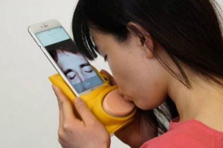 Inventaron un aparato que da besos a distancia