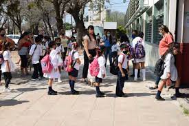 Escuelas en Corrientes: piden a padres y tutores que envíen a los chicos con botellas con agua