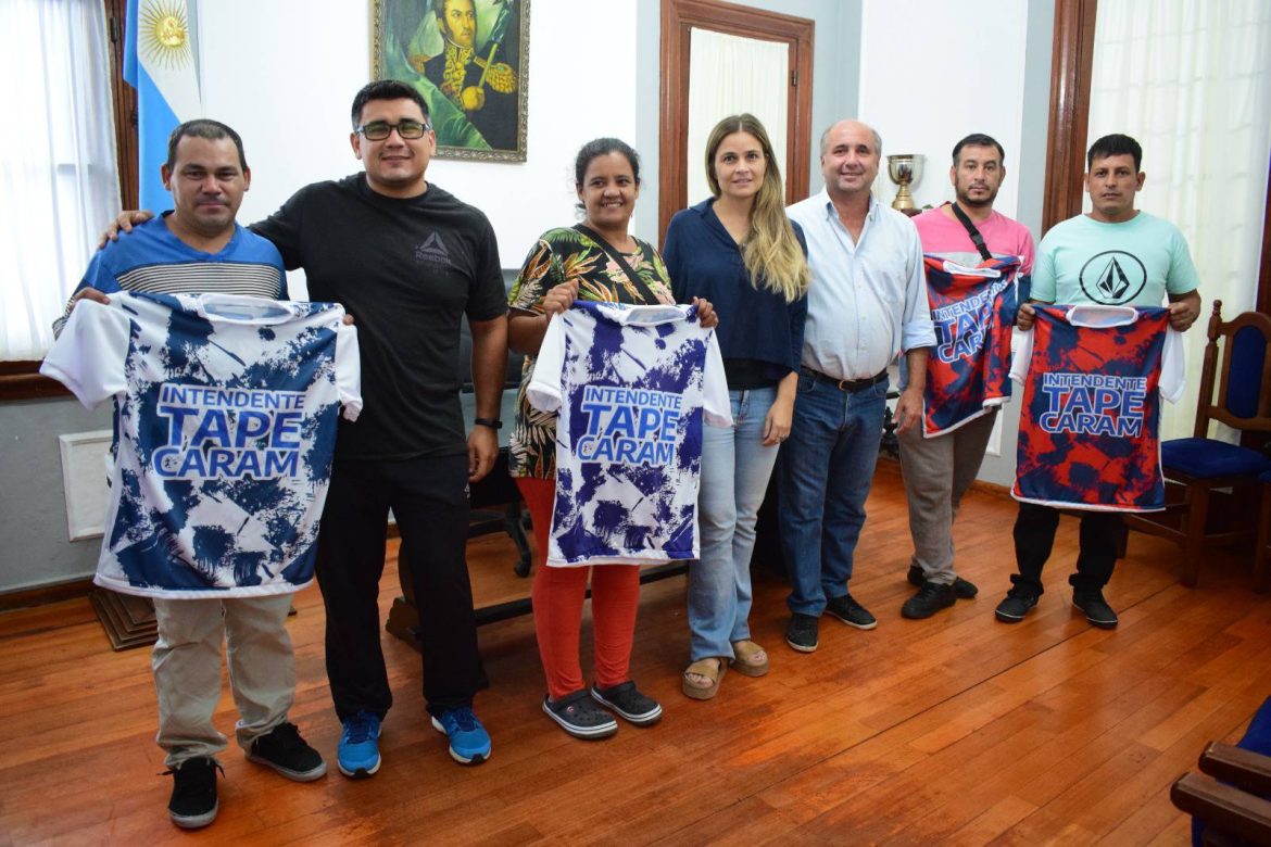 El equipo de FutSal “Mala Junta” junto al Intendente de la ciudad para recibir entrega de camisetas