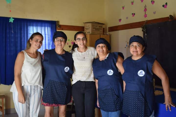 Entrega indumentaria al personal de los centros comunitarios