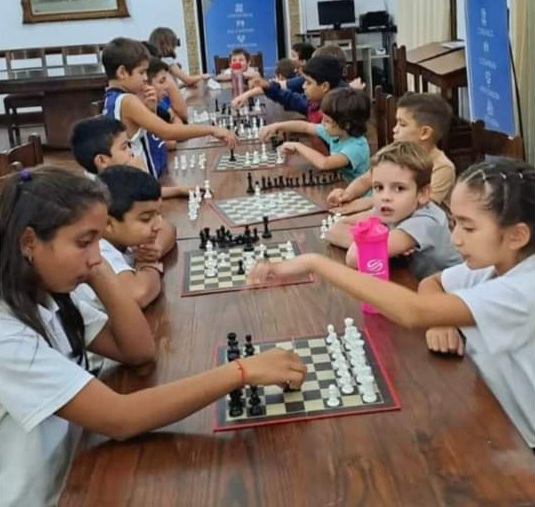 Gran participación de niños en el Taller de Ajedrez Educativo