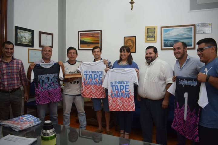 El Int. Tape Caram reunido con veteranos del Club Ferroviriario