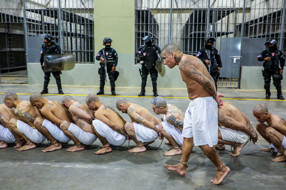 El Salvador exhibe su política represiva con el traslado a prisión de miles de pandilleros