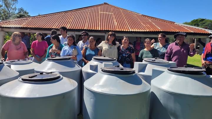 Ayuda y acompañamiento a productores rurales con tanques de agua e inscripción a Re.N.A.F