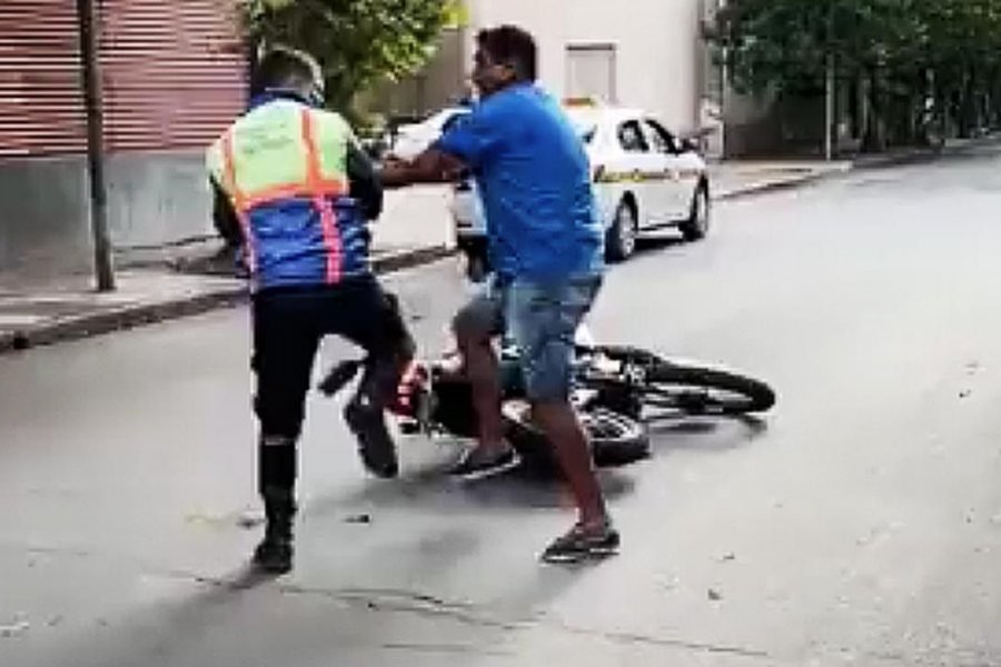 Inspector de tránsito “boxeador” noqueó a un taxista que no quería recibir una multa