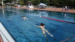 Las mujeres podrán nadar con el torso desnudo en las piscinas de Berlín