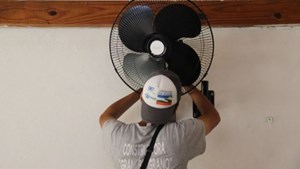 Uno de los ventiladores de “alta tecnología” instalado en una escuela de Ensenada se cayó y golpeó a una alumna