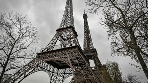 “No se preocupen, están viendo bien”: apareció una “hija” de la torre Eiffel junto a la original