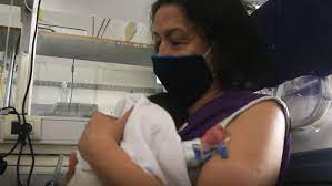 Las “abrazadoras” de bebés: cómo trabajan las voluntarias que cuidan a bebés prematuros y recién nacidos en Córdoba