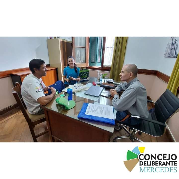 Atletas mercedeños junto a Pte. Del Concejo Deliberante