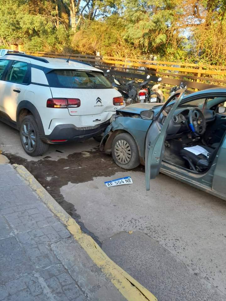 Un auto chocó a otro mal estacionado