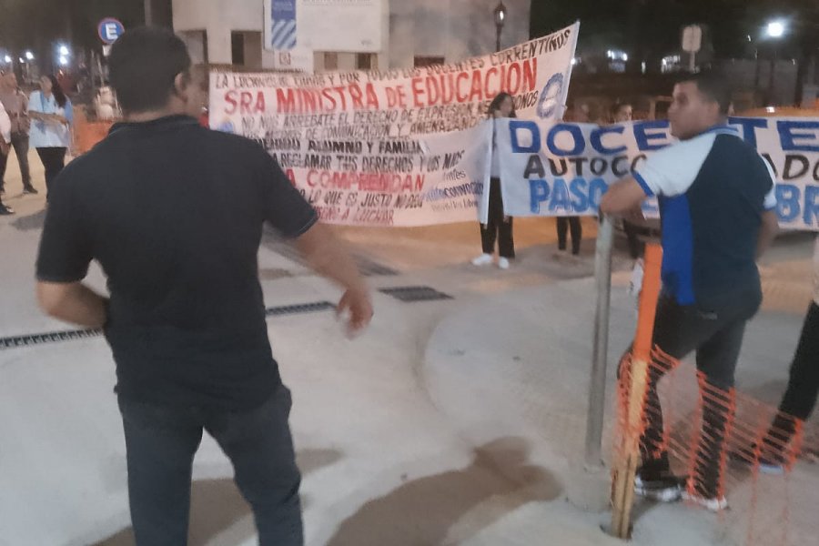 El gobernador tuvo un tenso encuentro con docentes y lo abandonó cuando le dijeron que no creen en su palabra