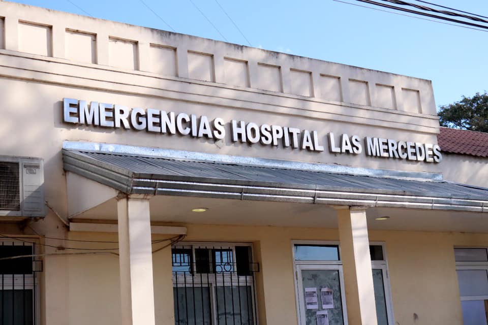Un joven despistó con su moto y destrozó el alambrado de una casa