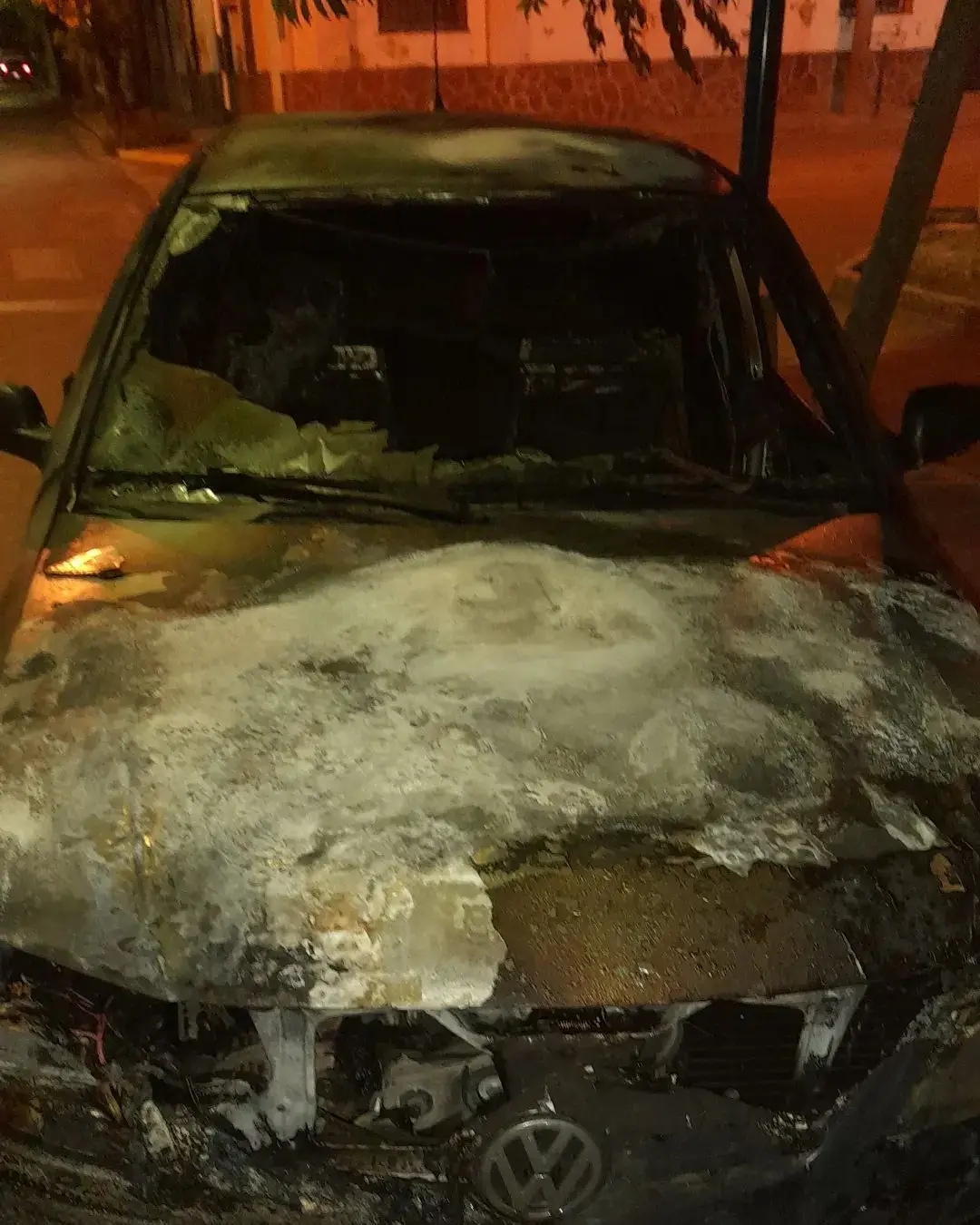 Un auto se incendio en la tarde del jueves en el centro de la ciudad