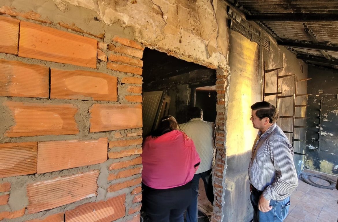 El municipio de la ciudad junto a la comunidad solidaria reconstruyen una vivienda siniestrada
