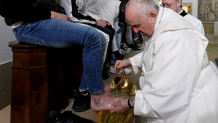 Jueves Santo: el Papa le lavó los pies de 12 presos
