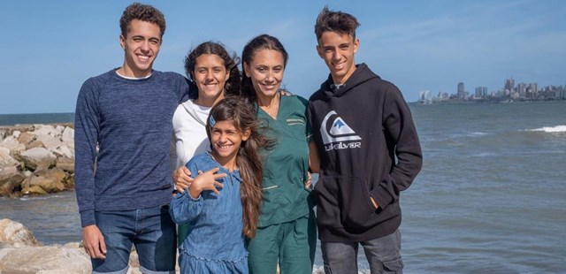 Tiene 47 años, cuatro hijos y es una de las primeras egresadas de la Escuela de Medicina de Mar del Plata: “Lloraba porque no daba más”