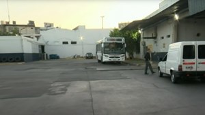 “Si tocan a uno, tocan a todos”: paro en ocho líneas de colectivos por el arresto de choferes