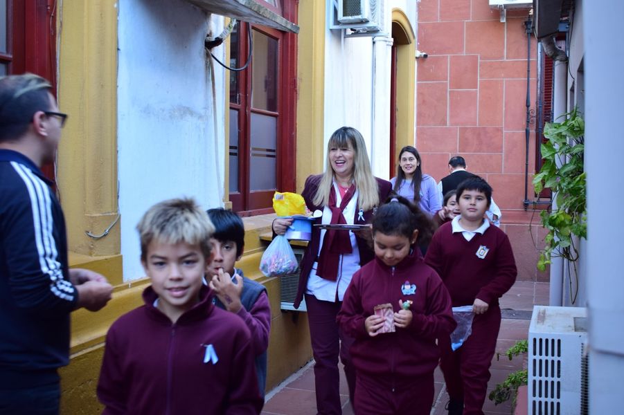 Alumnos de la Esc. Parroquial visitaron el palacio municipal y regalaron escarapelas