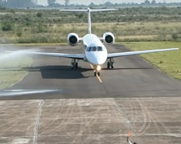 Bomberos que combatieron los incendios bautizaron la llegada del primer avión