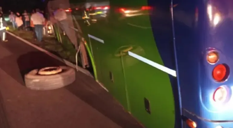 Colectivo perdió una rueda que impactó contra una camioneta por Ruta 12