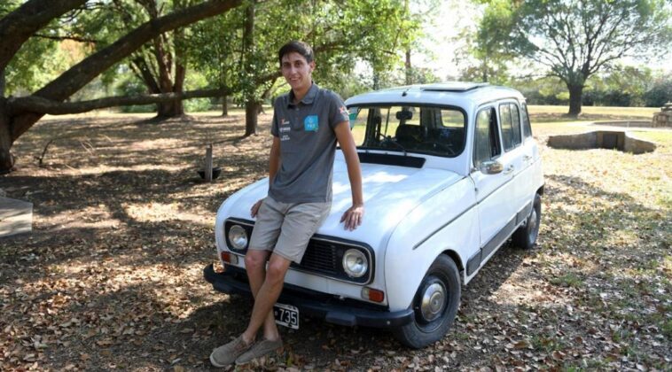 El bombero que recorrerá la Argentina en un viejo Renault 4 con paneles solares