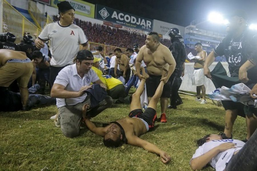 Estampida en estadio salvadoreño deja una docena de muertos