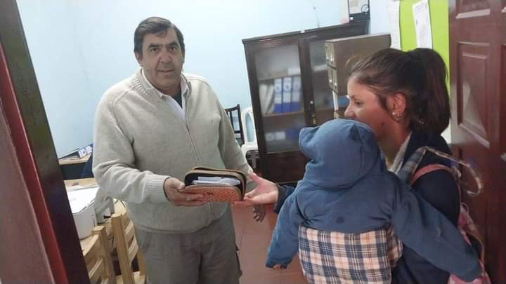 Accion noble: empleados municipales devolvieron dinero extraviado por su dueña