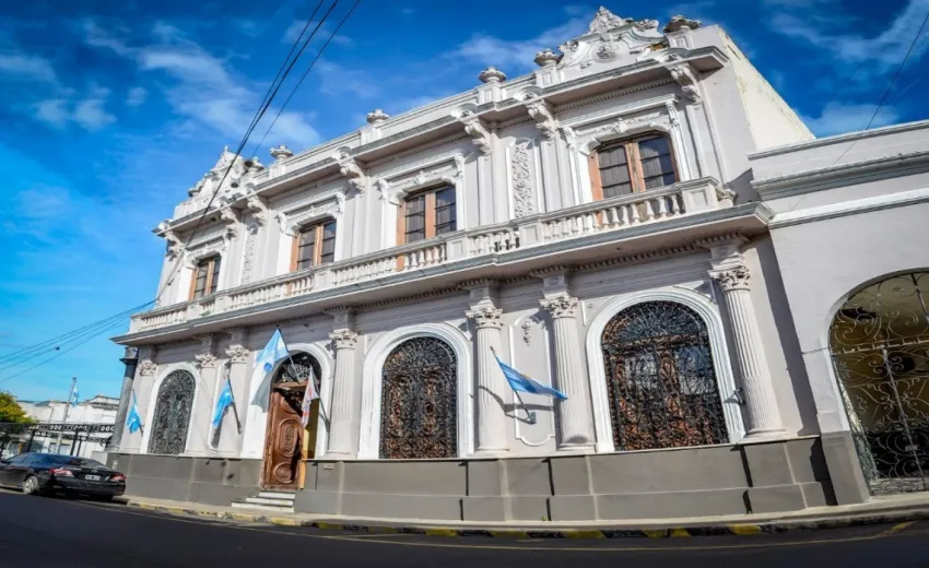 En plena campaña electoral el intendente de Corrientes recibió un salvataje de $100 millones