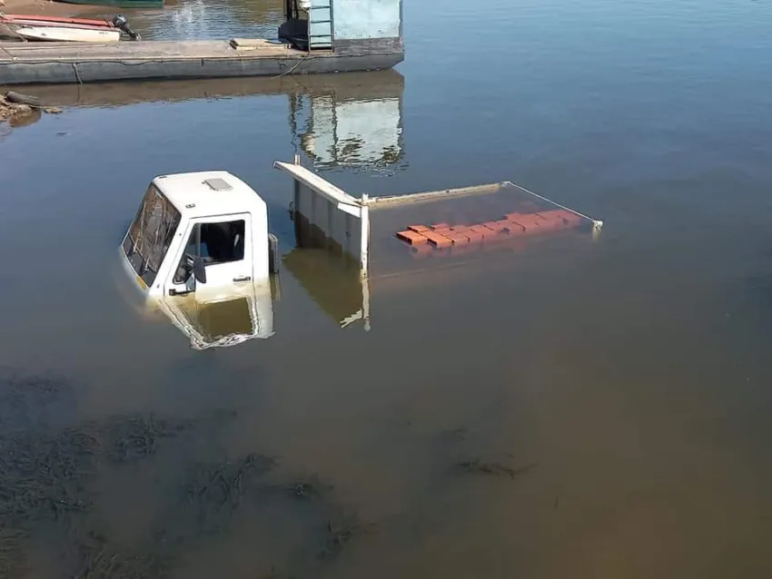 Corrientes: le fallaron los frenos y terminó en el río Paraná