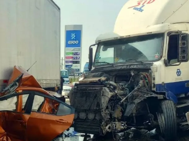 Se metió con su auto debajo de un camión y se salvó de milagro
