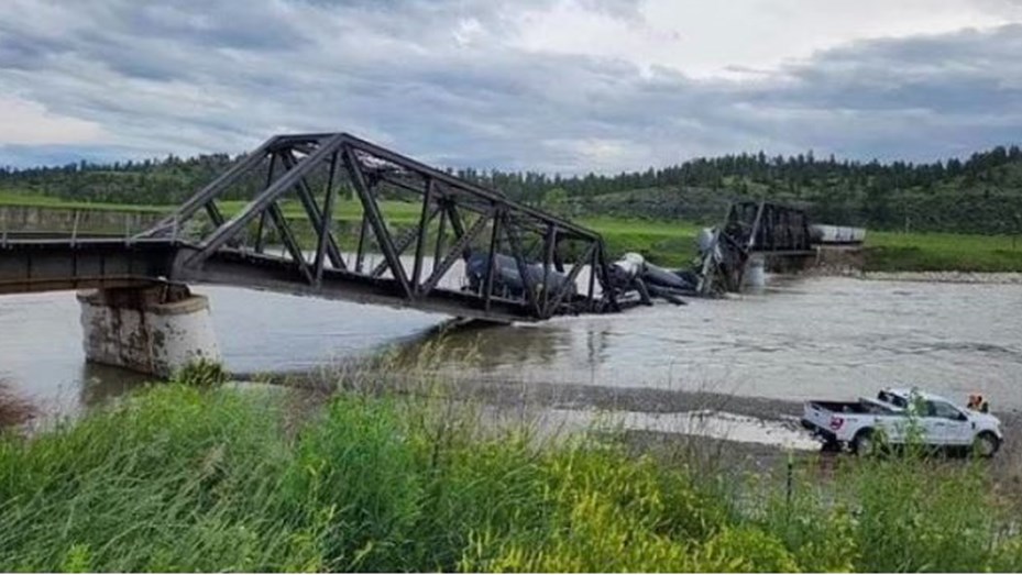 Estados Unidos: tren con sustancias peligrosas cayó al agua