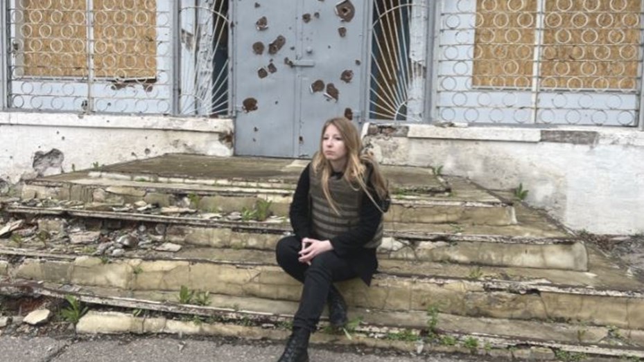 La escritora ucraniana Victoria Amelina resultó gravemente herida en un ataque con misiles
