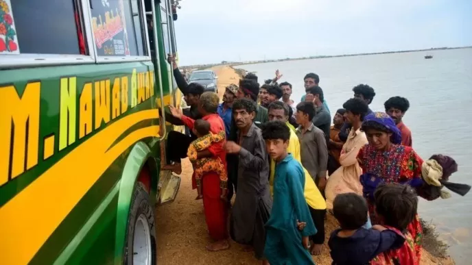Más de 100.000 evacuados en India y Pakistán por el ciclón Biparjoy