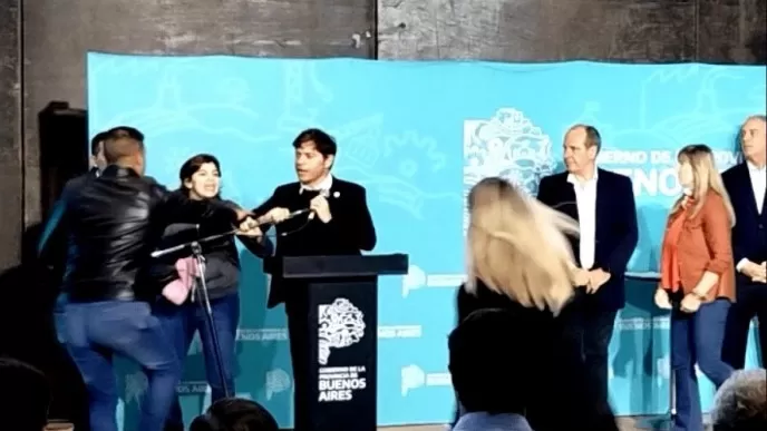 Una mujer irrumpió en un acto de Kicillof y le quitó el micrófono