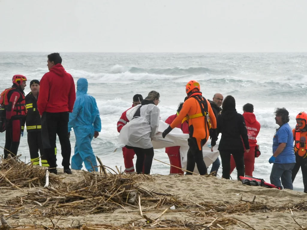 Otro naufragio en el Mediterráneo: hay 40 desaparecidos al sur de Italia