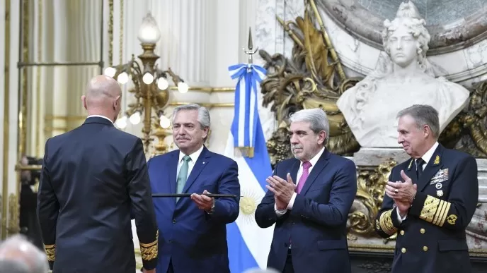 El Presidente entrega sables y despachos a nuevos generales, almirantes y brigadieres