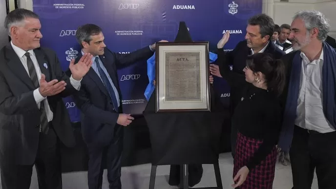 Aduana presentó la copia original recuperada del acta de la Independencia