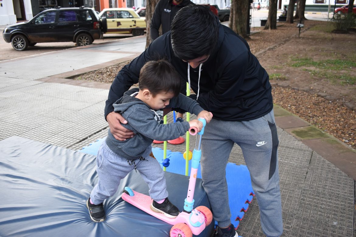 En el marco de las actividades de las vacaciones de inverno, este lunes 10, en la plaza 25 de mayo, inició el “Bibliocine”, actividad coordinada por la Oficina de Niñez, Adolescencia y Familia y la Secretaría de Salud y Acción Social.