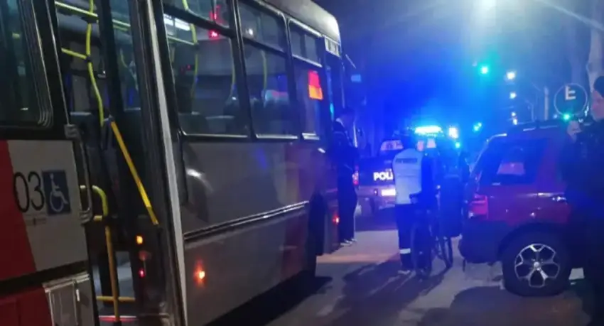 Un adolescente fue apuñalado durante una pelea en el colectivo