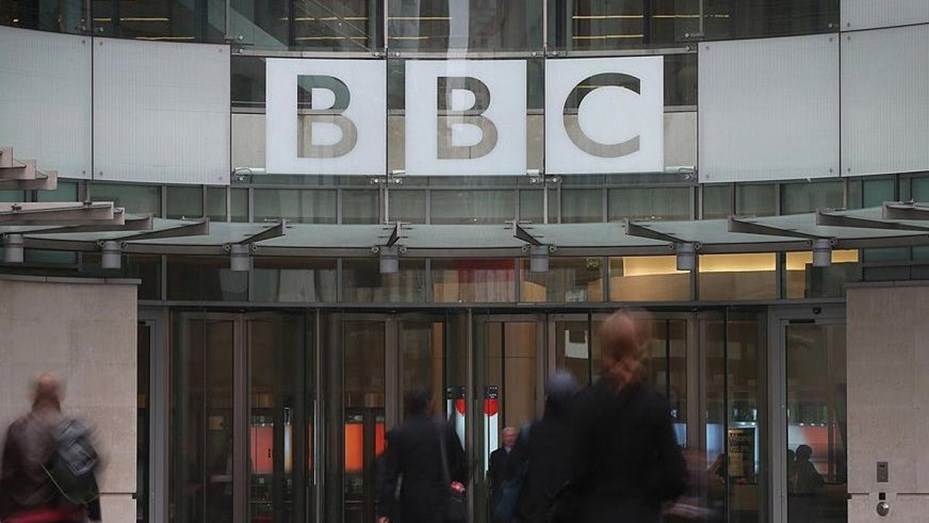 La BBC suspendió a presentador acusado de pagarle a un menor por fotos explícitas