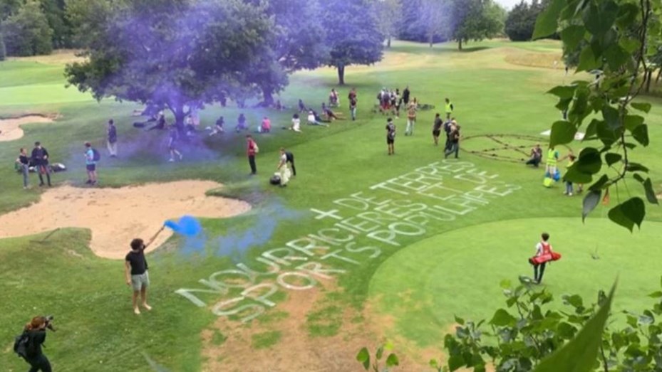 Activistas españoles tapan hoyos de campos de golf para denunciar el «despilfarro de agua»