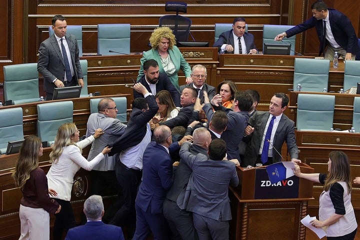 Kosovo: pelea a golpes en el Parlamento entre legisladores oficialistas y opositores
