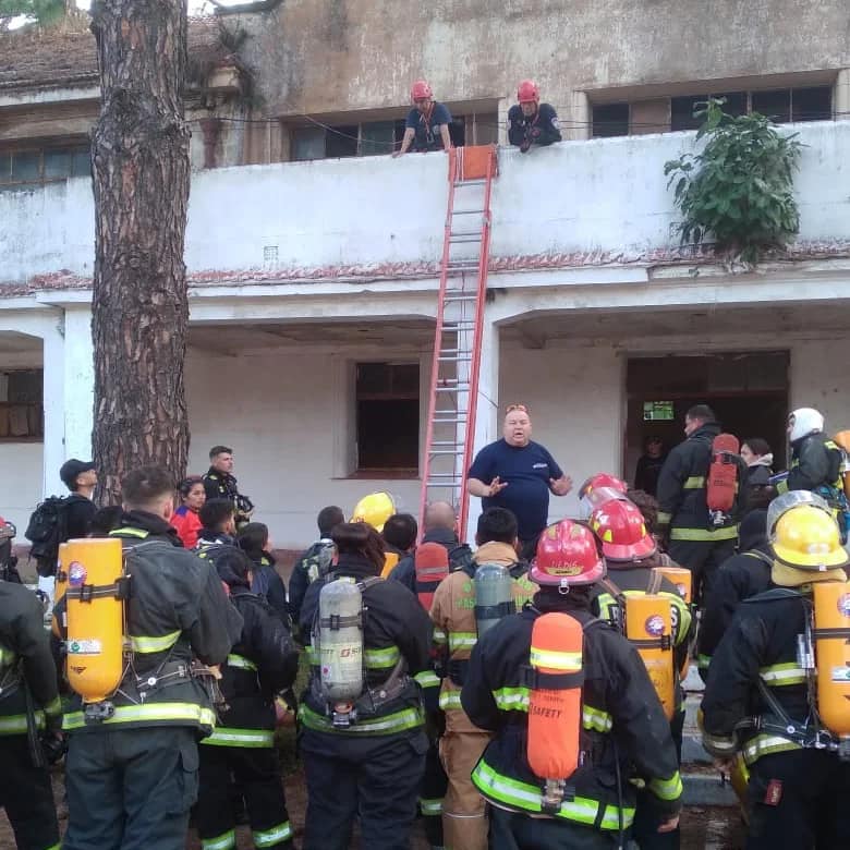 Bomberos Voluntarios de Mercedes: “Supervivencia en Incendios Estructurales Nivel 1”
